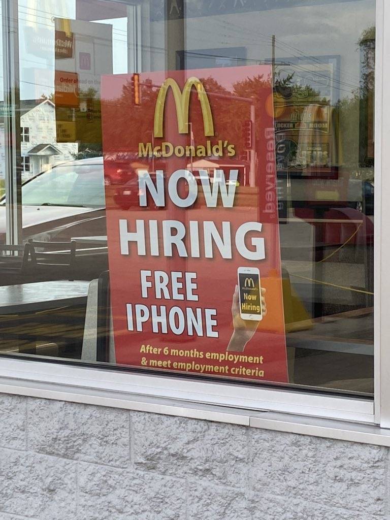 「正在招聘中，新員工就職滿6個月以及符合相關條件，即能免費獲得一部iPhone」（圖片來源:Bragard推特）