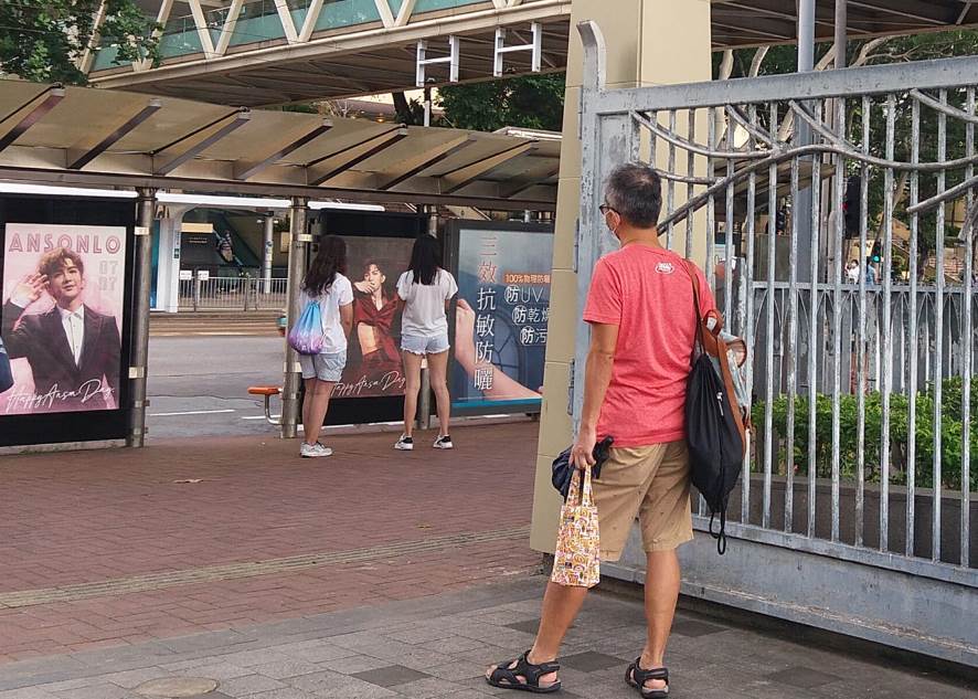 更有妻子和女兒在巴士站看見Anson Lo海報就撇低老公／爸爸，遺留一名拎住一袋二袋的失意男子。