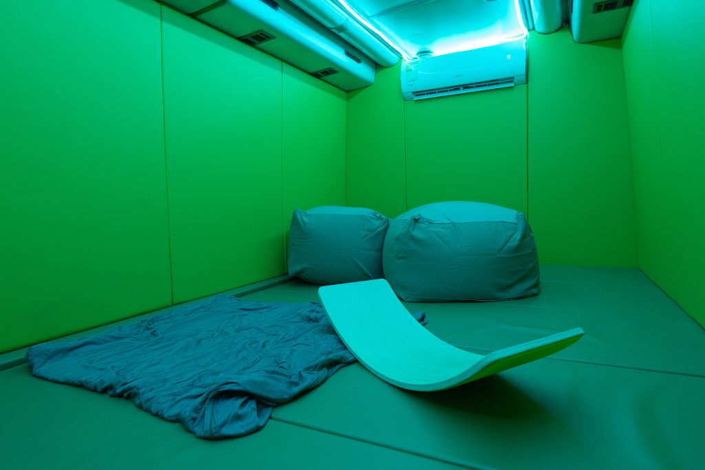 AIA友邦嘉年華開幕 退役巴士升級改裝成感官共融巴士「A巴」 為市民提供另類平靜喘息空間